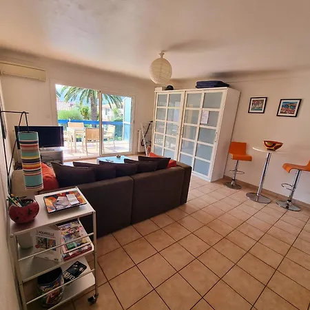 Apartment Avec Grande Terrasse, Piscine Chauffee Et Parking, A 700m Des Plages De - Fr-1-309-402